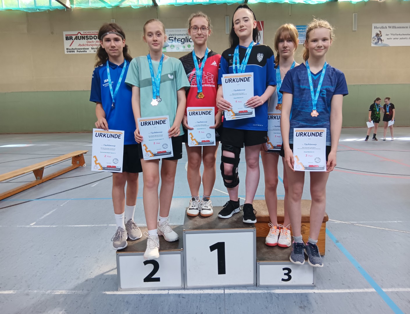 Die Siegerehrung der Jugend 19 im Doppel bei den Mädchen + Mix-Doppel - Foto von Ines Mietzsch